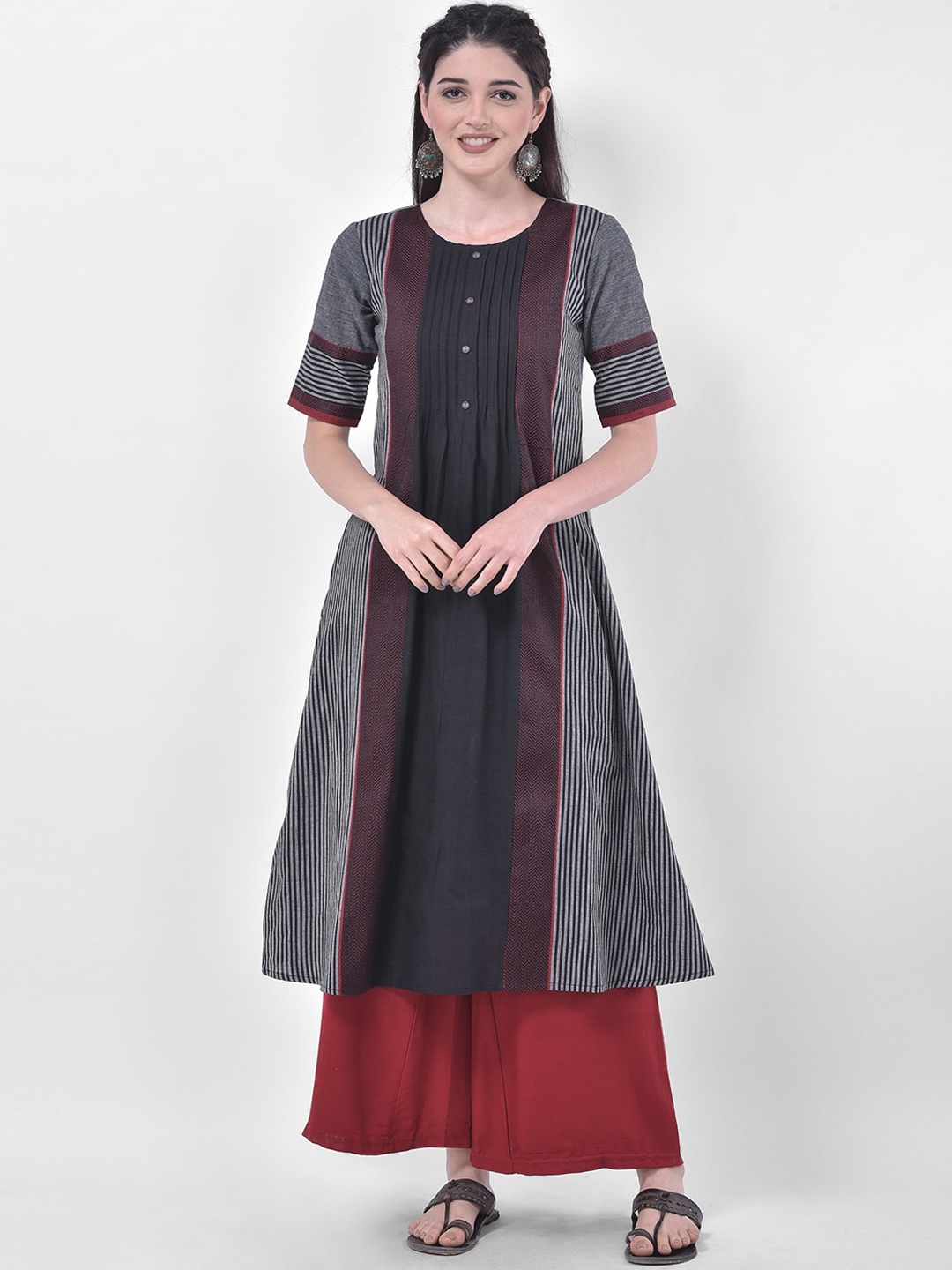 

Span Women Black & Grey Colourblocked Thread Work Kurta