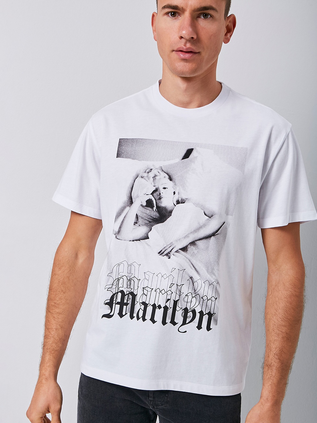 

FOREVER 21 Men White Solid Round Neck T-shirt