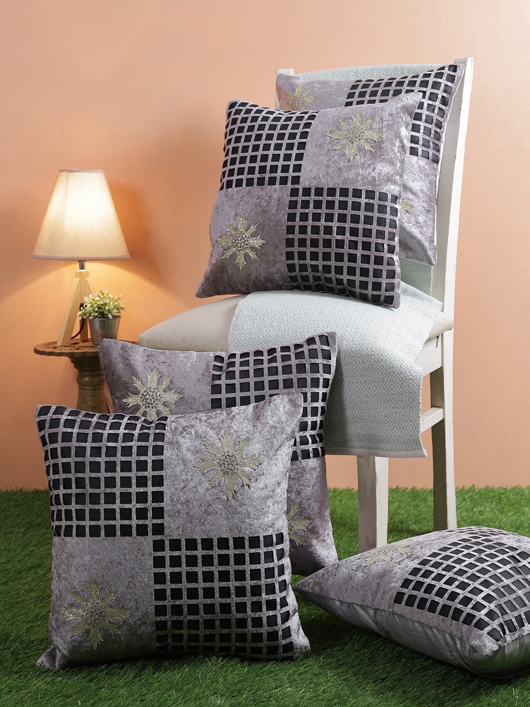 

ROMEE Set of 5 Grey & Black Set of 5 Checked Square Cushion Covers