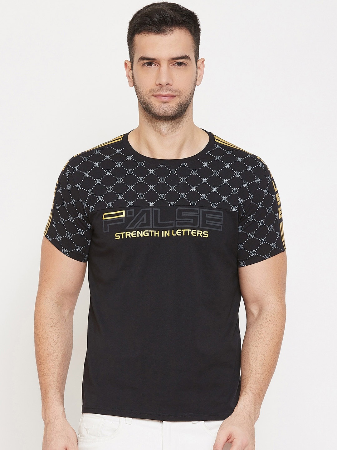 

QUBIC Men Black Printed Round Neck T-shirt