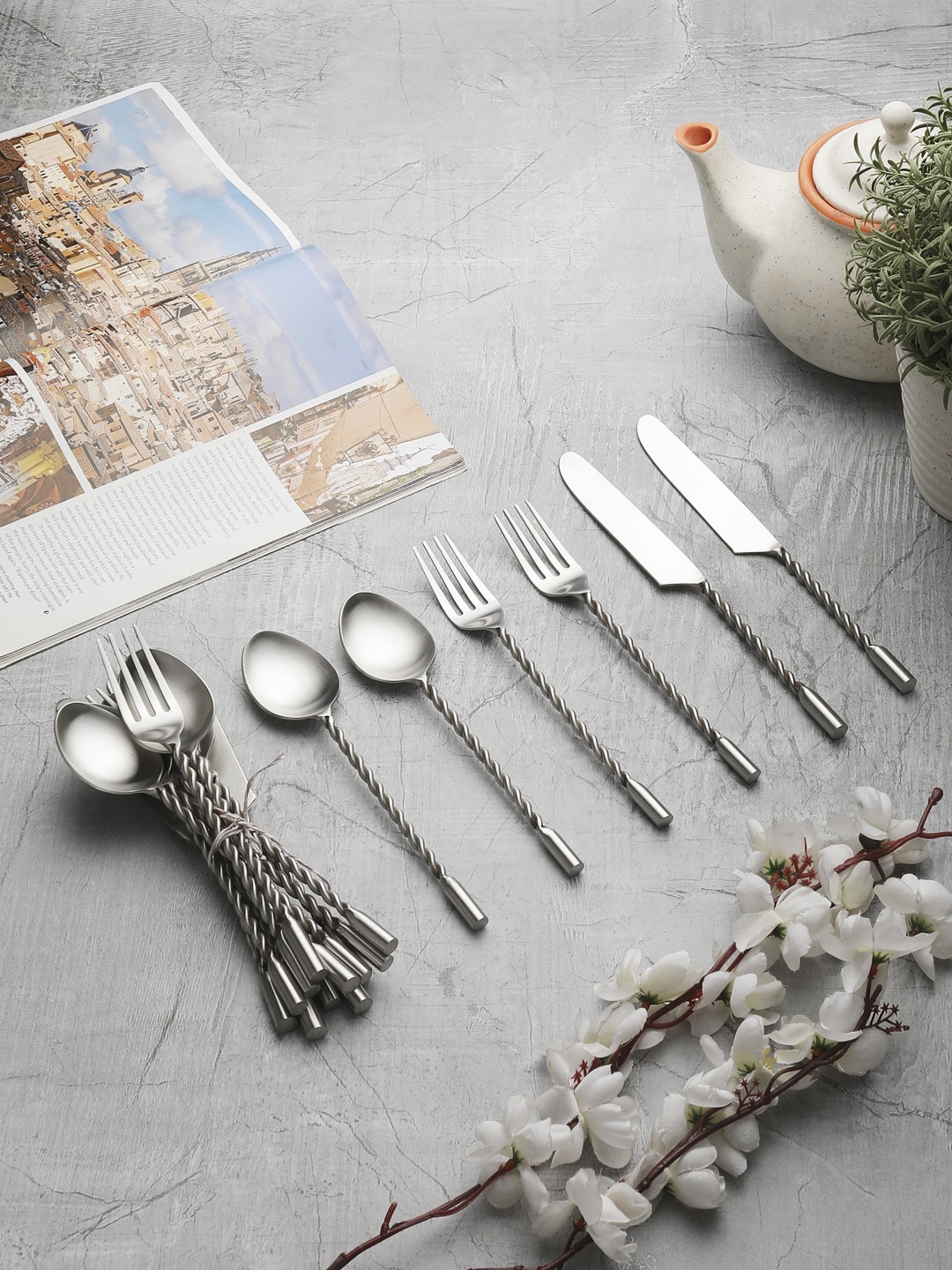 

VarEesha Steel Set