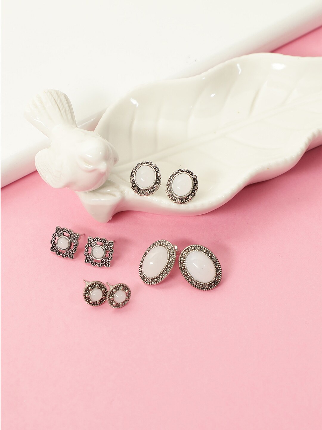 

AQUASTREET Set of 4 White Contemporary Studs