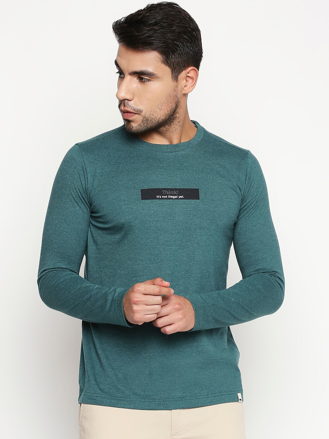 

Basics Men Green Solid Round Neck T-shirt
