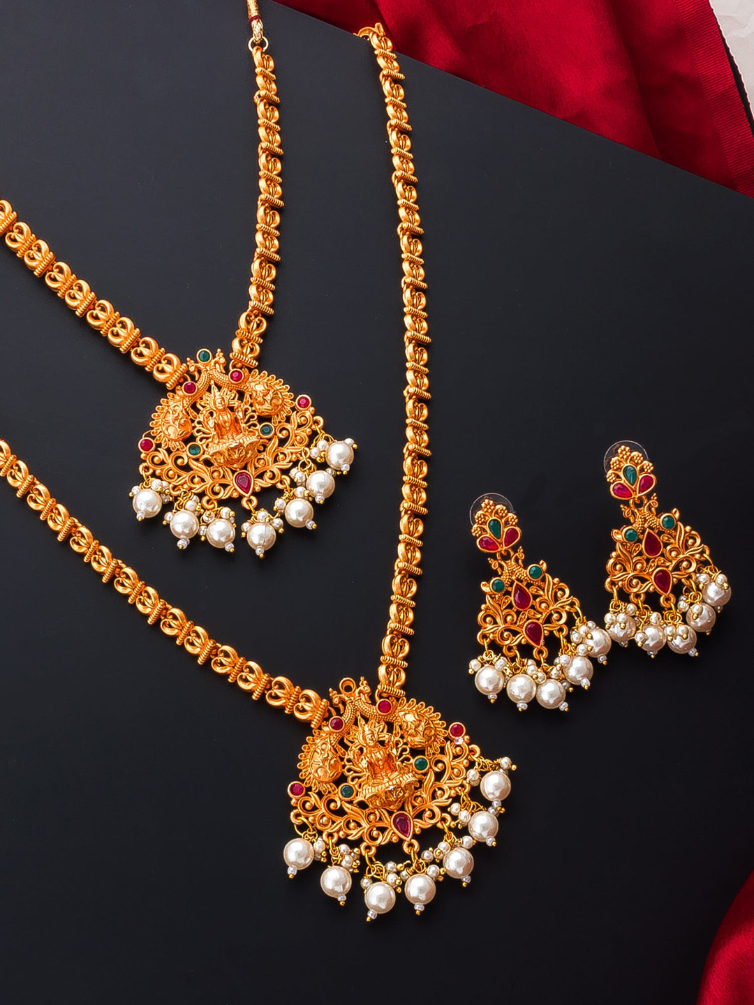 

aadita Gold-Plated Red & Green Kundan-Studded & Beaded Handcrafted Jewellery Set