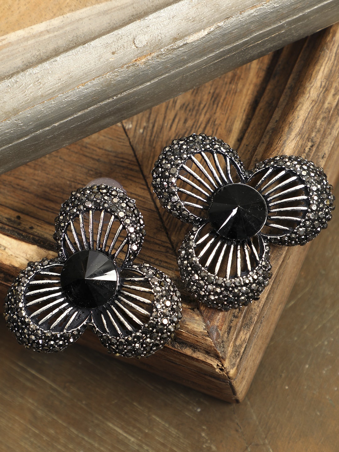 

ANIKAS CREATION Gunmetal-Toned & Black Floral Studs, Metallic