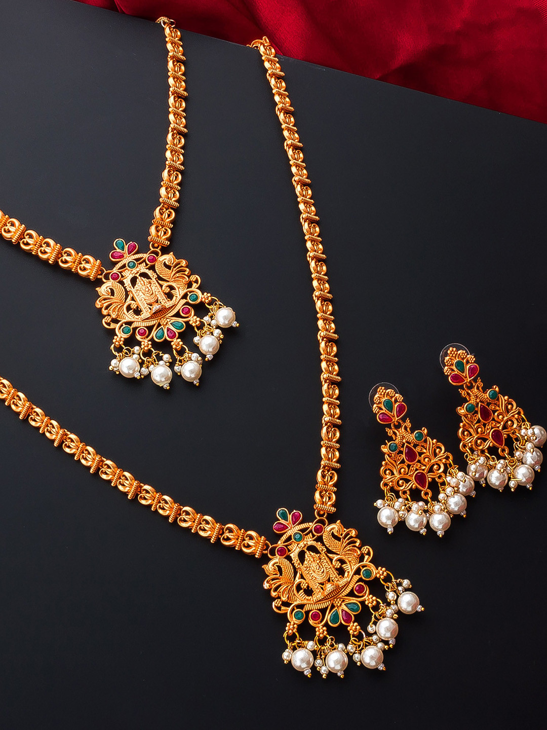 

aadita Gold-Plated Red & Green Kundan-Studded & Beaded Handcrafted Jewellery Set