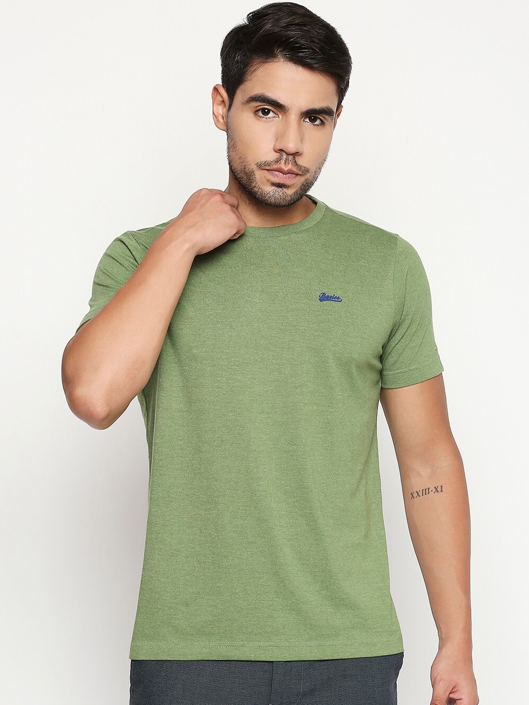 

Basics Men Green Solid Muscle Fit Round Neck T-shirt