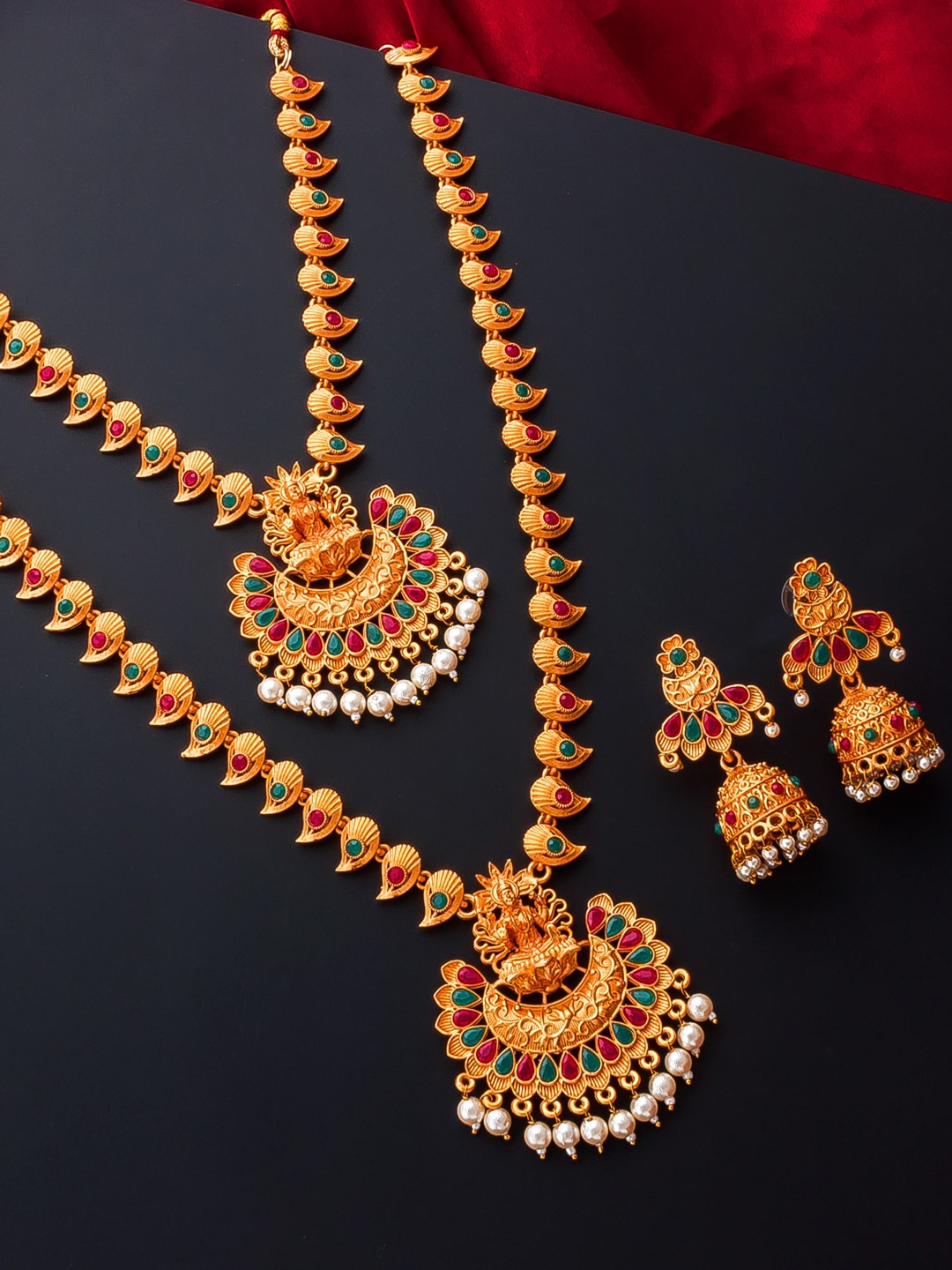 

aadita Gold-Plated Red Kundan-Studded Beaded Handcrafted Jewellery Set