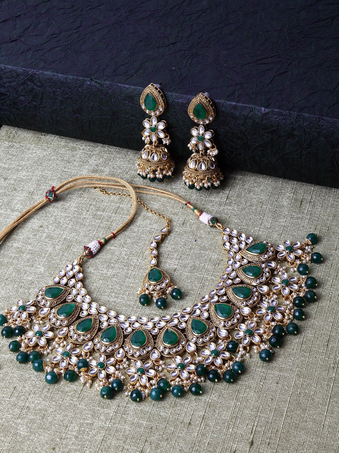 

ANIKAS CREATION Green Kundan-Studded & Beaded Jewellery Set