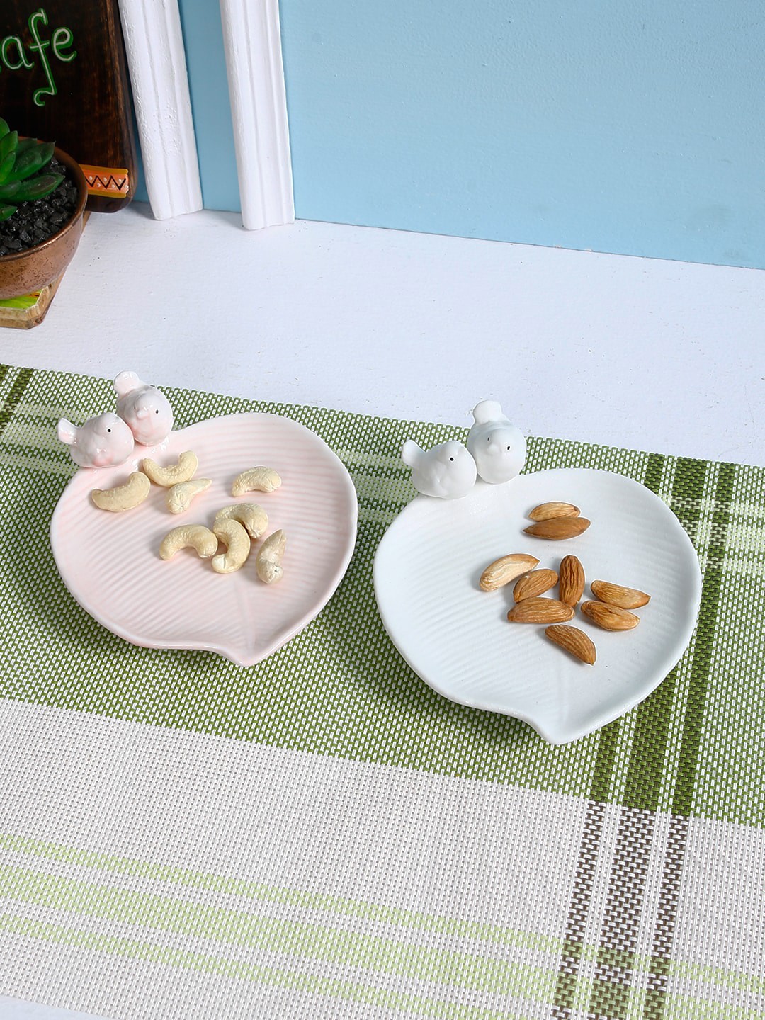 

Aapno Rajasthan Set Of 2 Leaf-Shaped Ceramic Trays, White