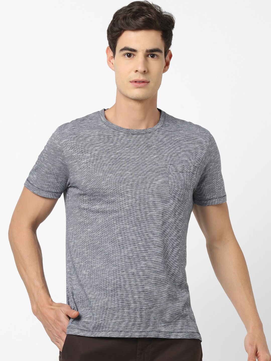 

Celio Men Navy Blue Solid Round Neck T-shirt
