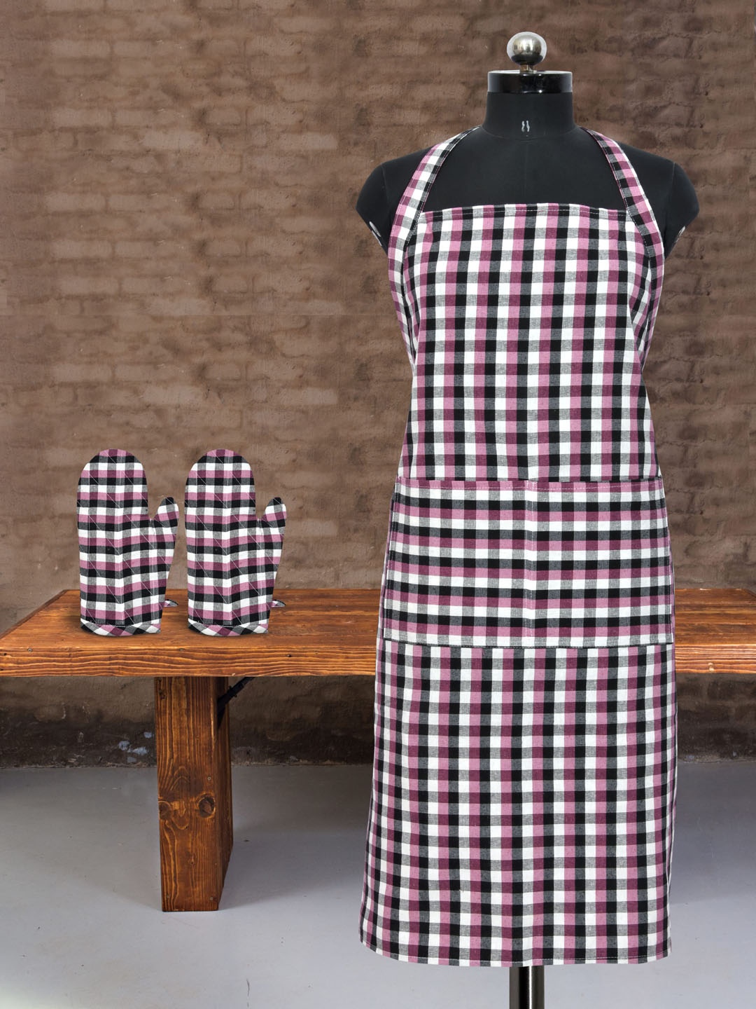 

Clasiko Black & Pink Checked Kitchen Apron With Oven Gloves