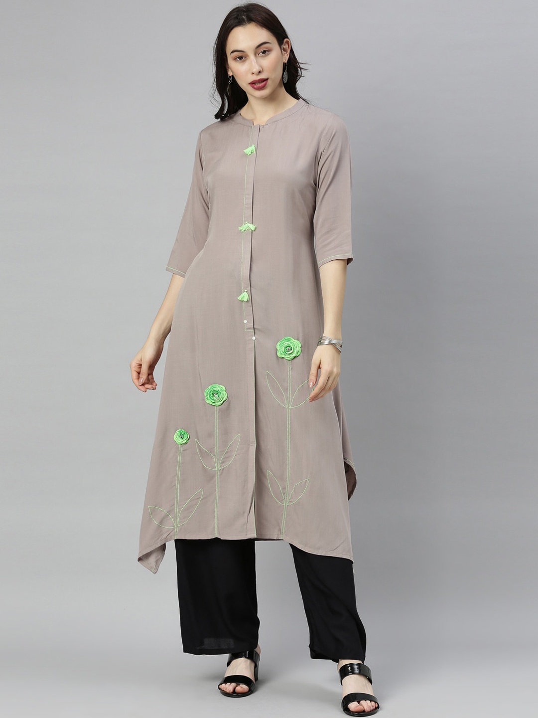 

Neerus Women Grey Geometric Embroidered Kurta