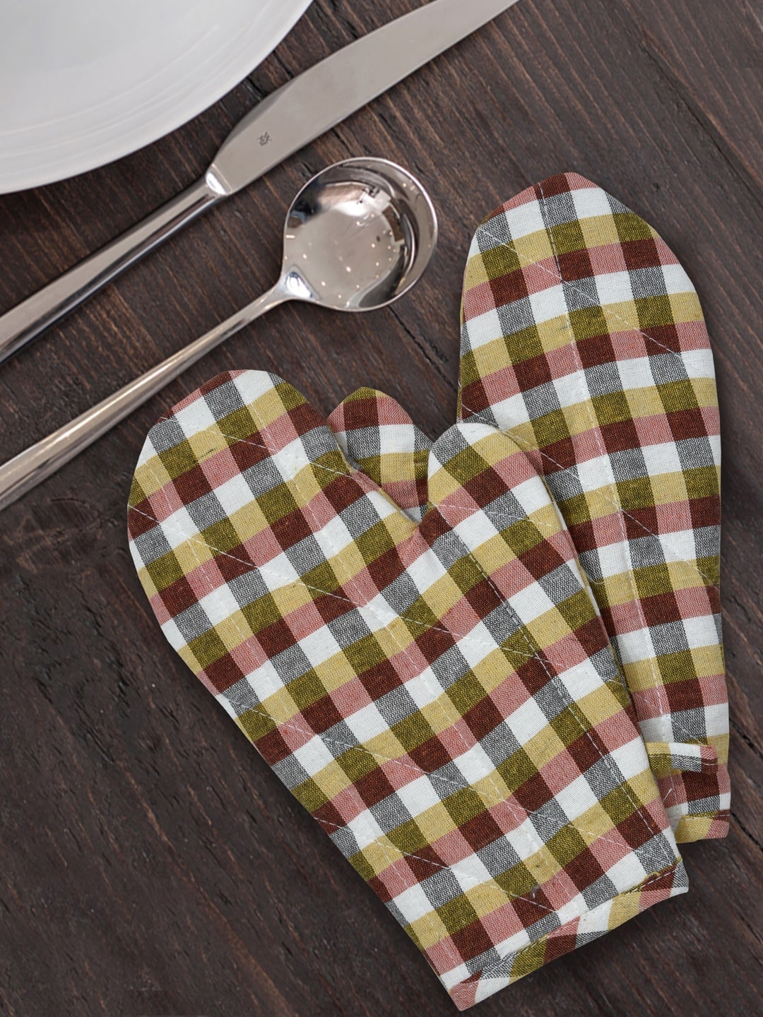 

Clasiko Black & Red Checked Kitchen Apron With Oven Gloves
