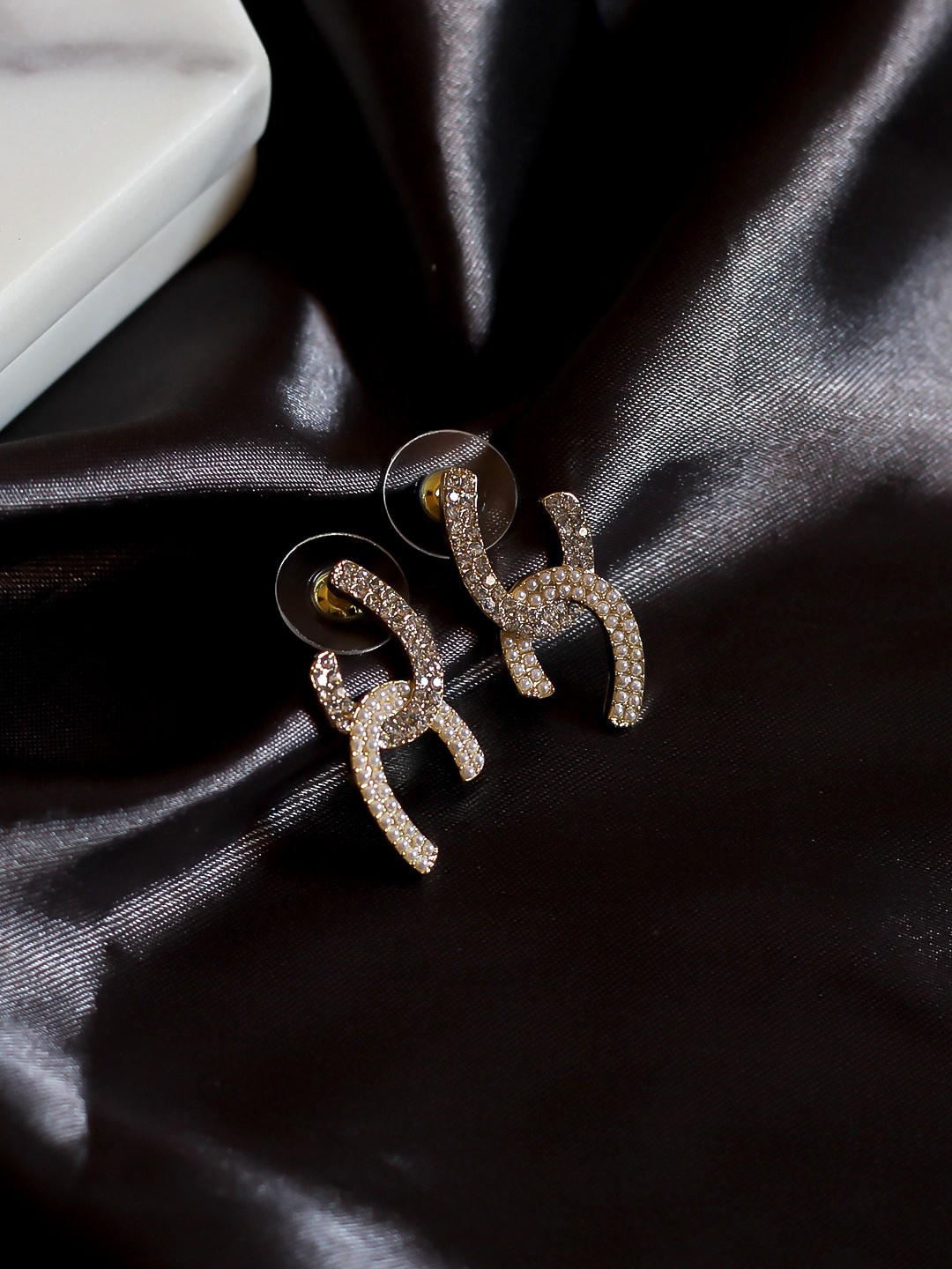 

Bellofox Gold-Plated Contemporary Drop Earrings