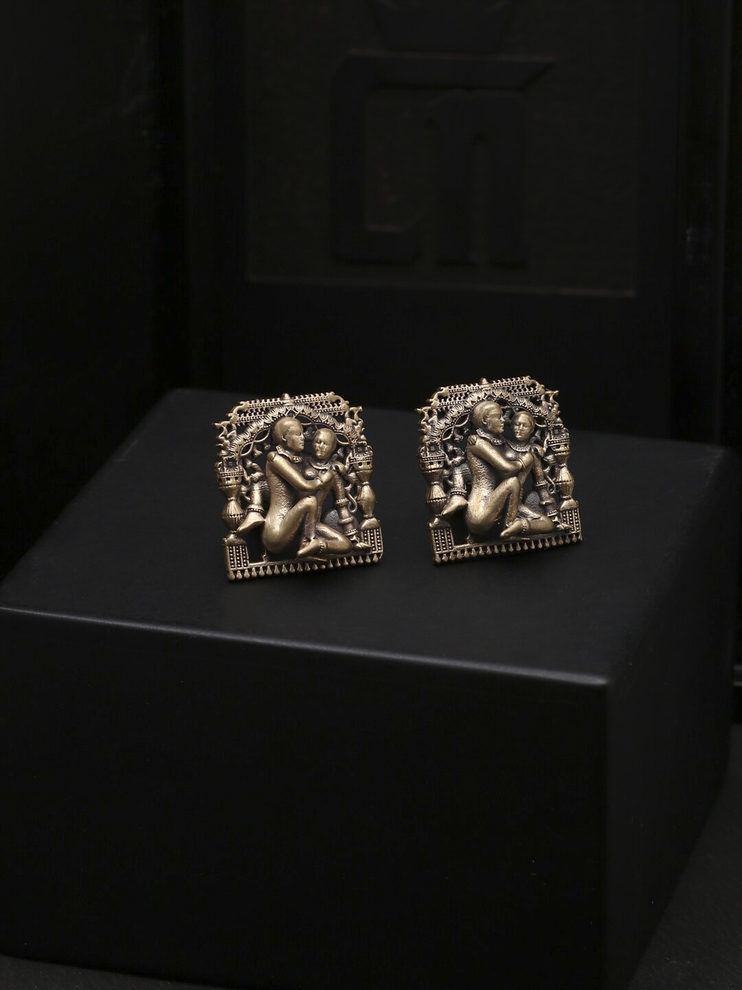 

COSA NOSTRAA Gold-Toned The Khajuraho Love Cufflinks
