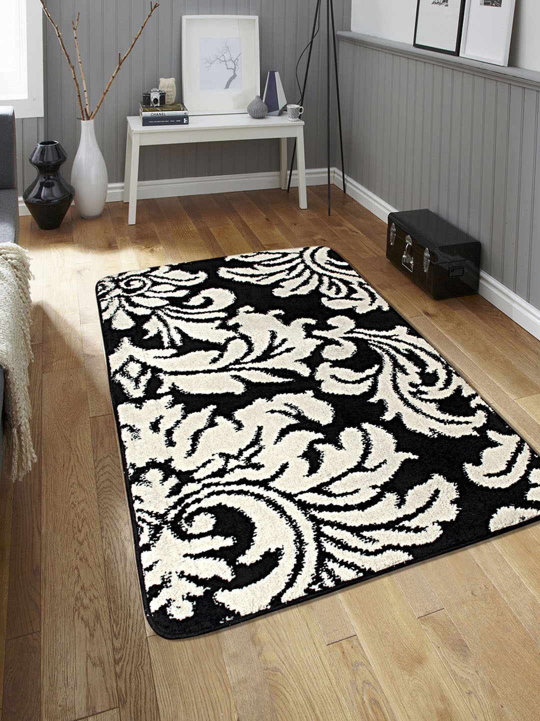 

Saral Home Black & White Printed Microfiber Tufted Anti-Skid Carpet
