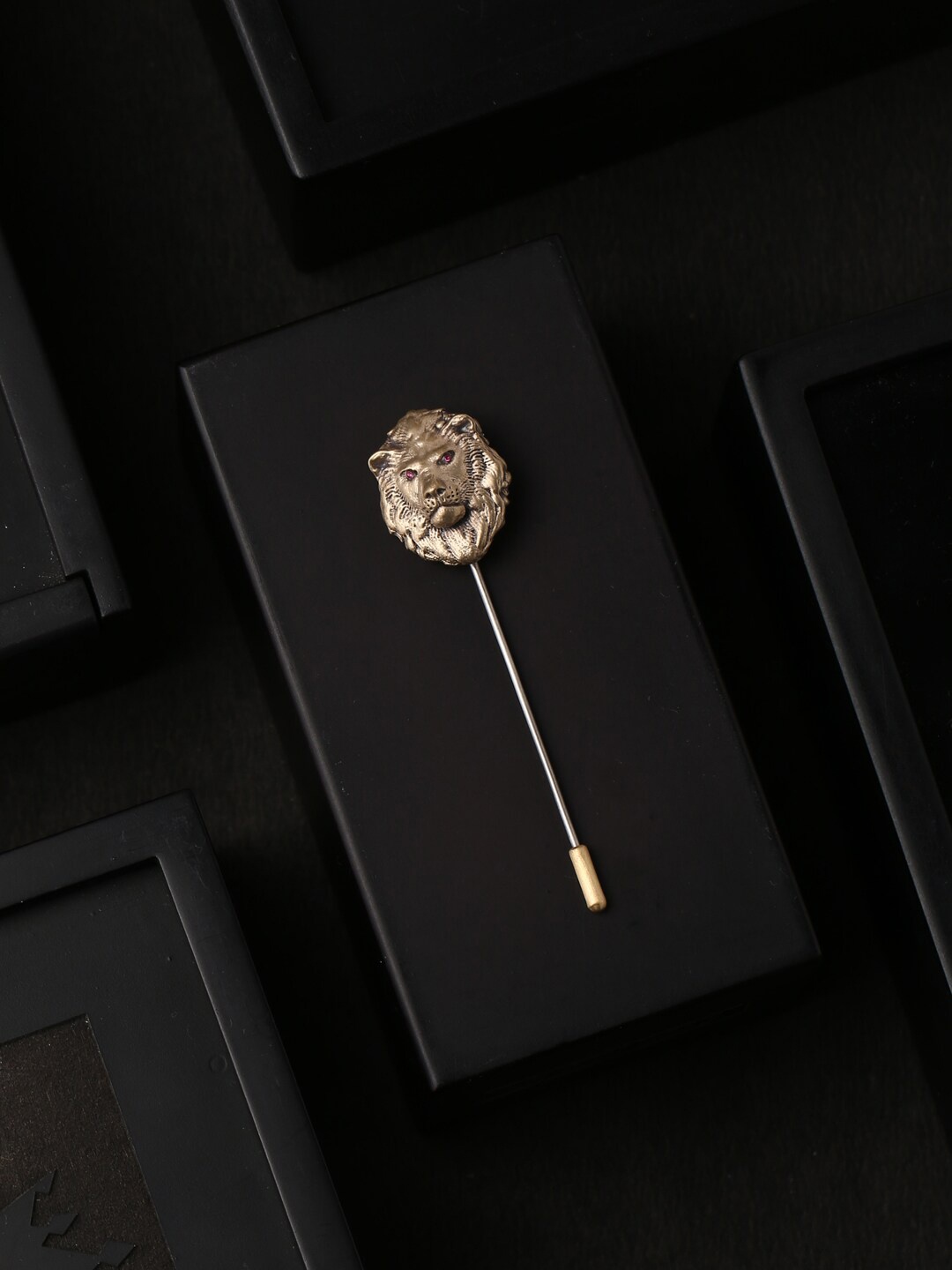

COSA NOSTRAA Men Antique Gold-Toned Stone-Studded The Lion King Lapel Pin