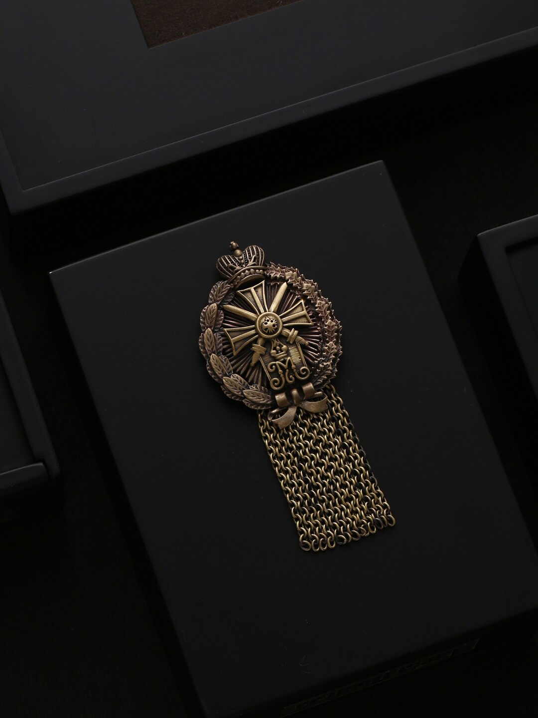 

COSA NOSTRAA Men Antique Gold-Toned The Richardson Statement Brooch
