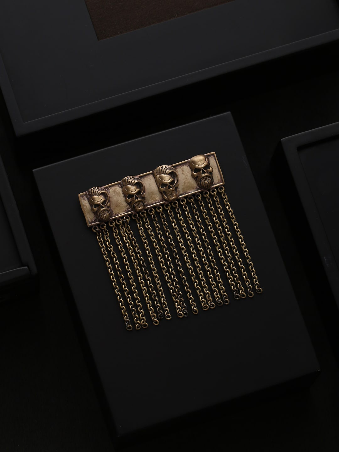 

COSA NOSTRAA Men Gold-Toned Skull-Age-Shaped Brooch