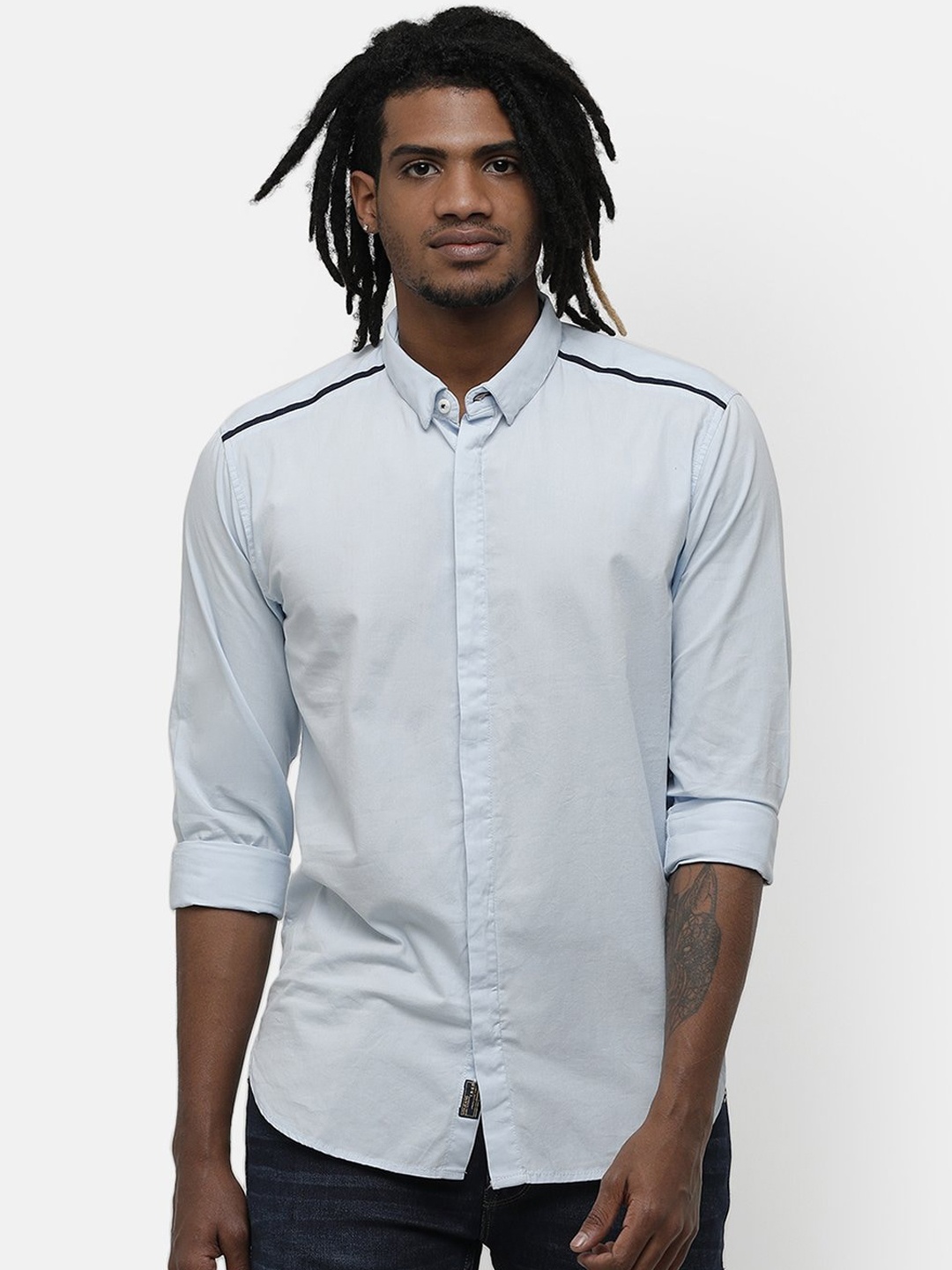 

Voi Jeans Men Blue Slim Fit Solid Casual Shirt