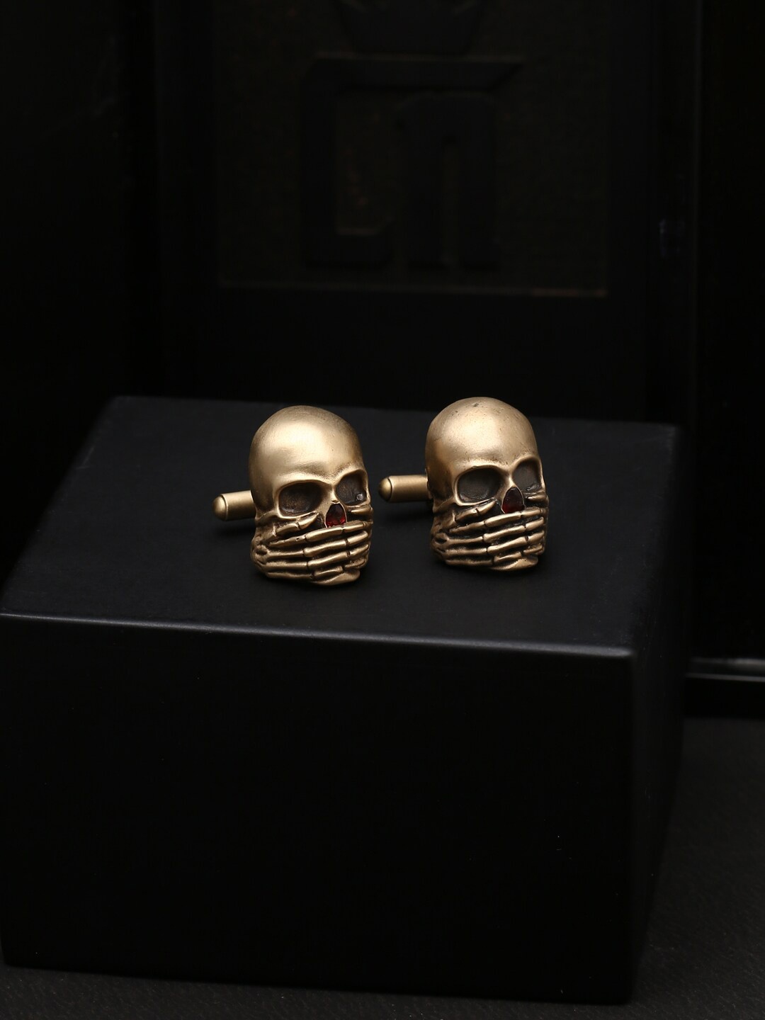 

COSA NOSTRAA Men Gold-Toned The Kikazaru Inspired Skull Brooch