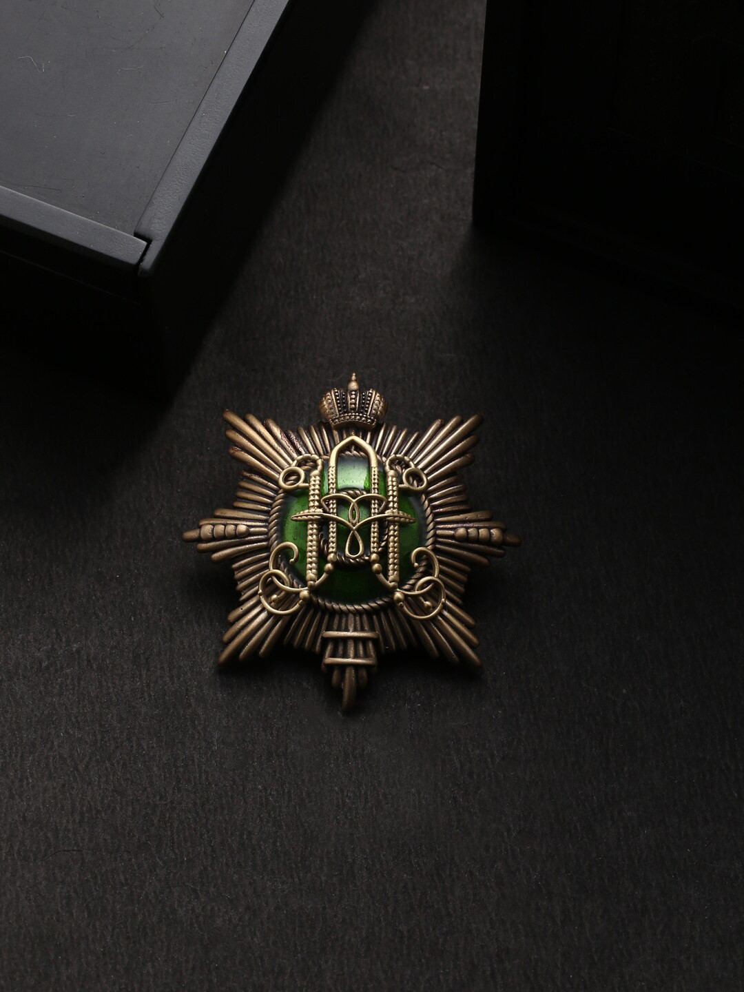 

COSA NOSTRAA Men Gold-Toned & Green The Emblem Statement Brooch