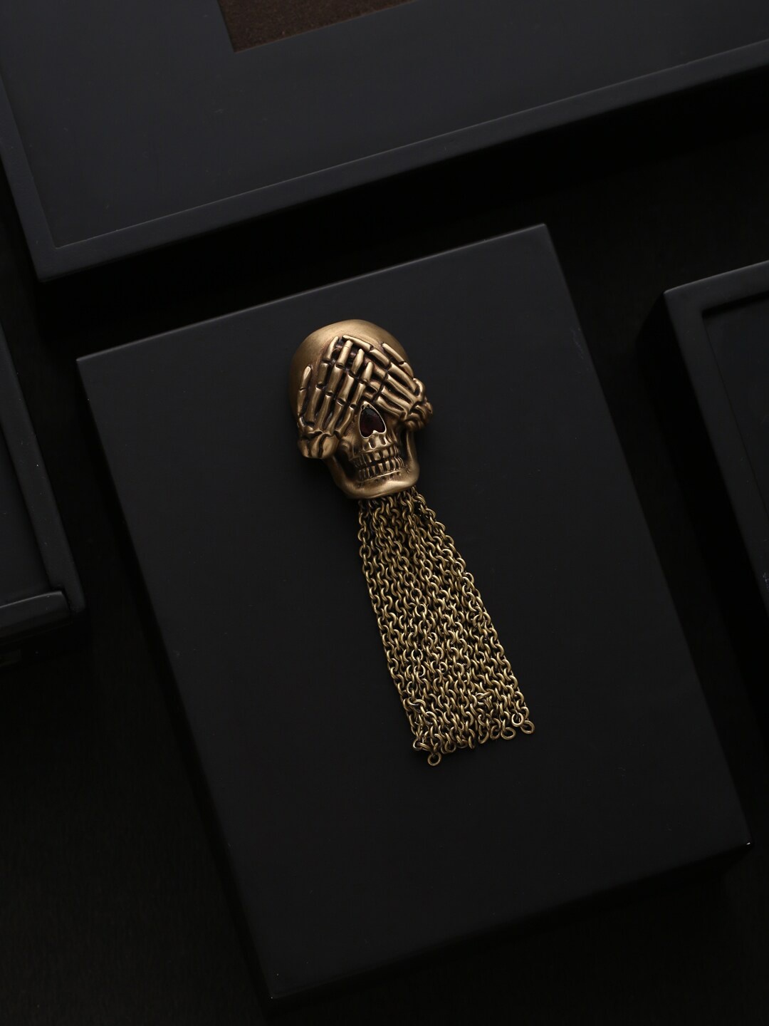 

COSA NOSTRAA Men Antique Gold-Toned Mizaru Inspired Skull Brooch