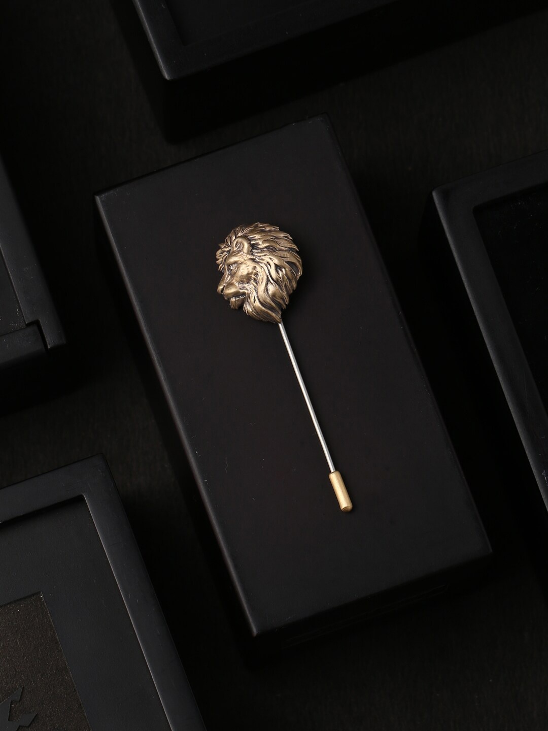 

COSA NOSTRAA Men Gold-Toned Side Lion-Shaped Lapel Pin