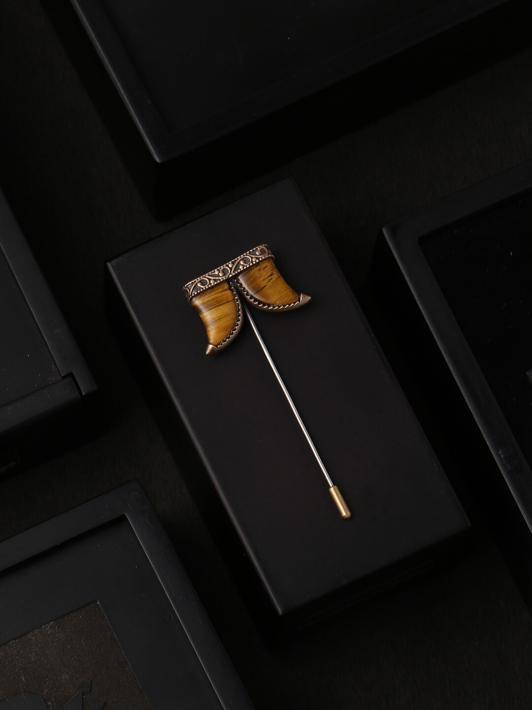 

COSA NOSTRAA Men Gold-Toned The Claws Shaped Statement Lapel Pin