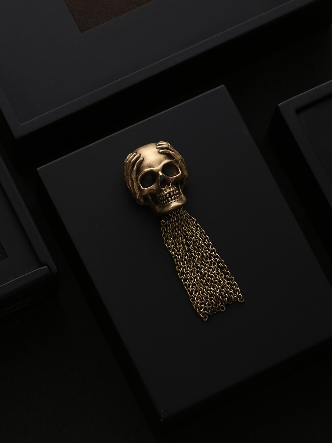 

COSA NOSTRAA Men Antique Gold-Toned Kikazaru Inspired Skull Brooch