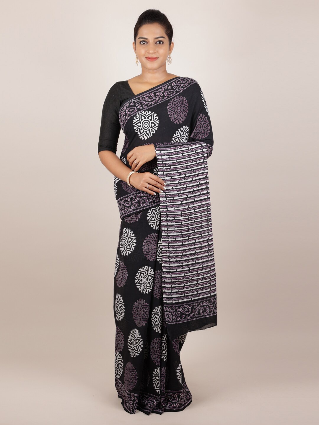 

Pothys Black & White Cotton Blend Printed Saree