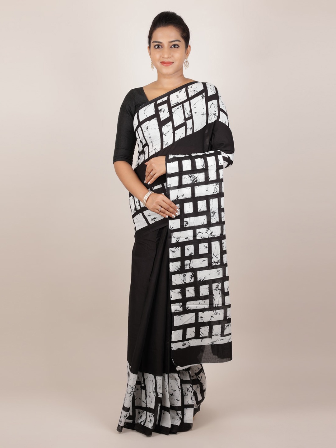 

Pothys Black & White Cotton Blend Solid Saree
