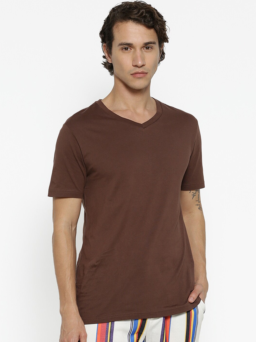

FOREVER 21 Men Brown Solid V-Neck Cotton Pure Cotton T-shirt