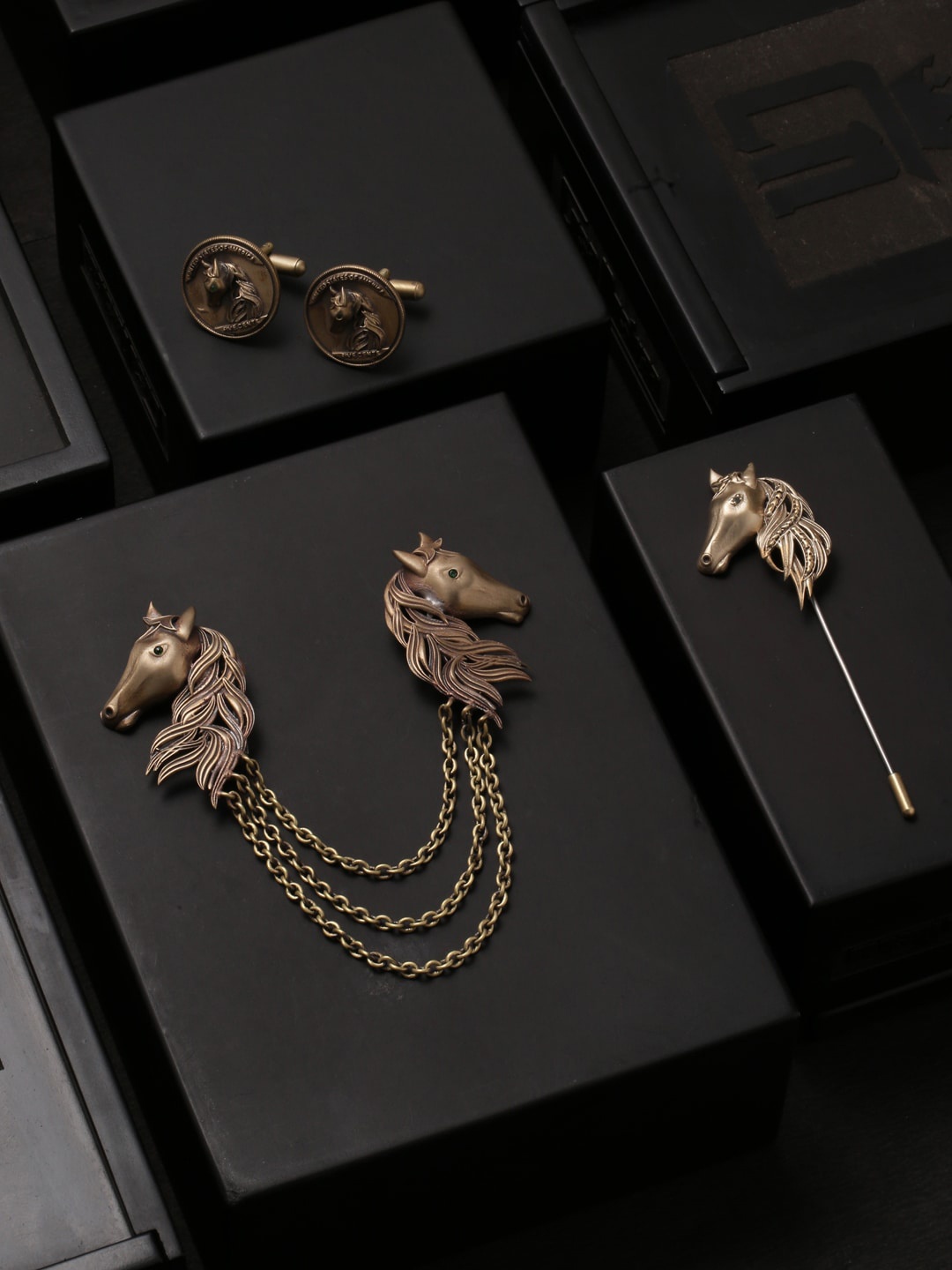 COSA NOSTRAA Men Gold-Toned The Duo Horse Accessory Gift Set