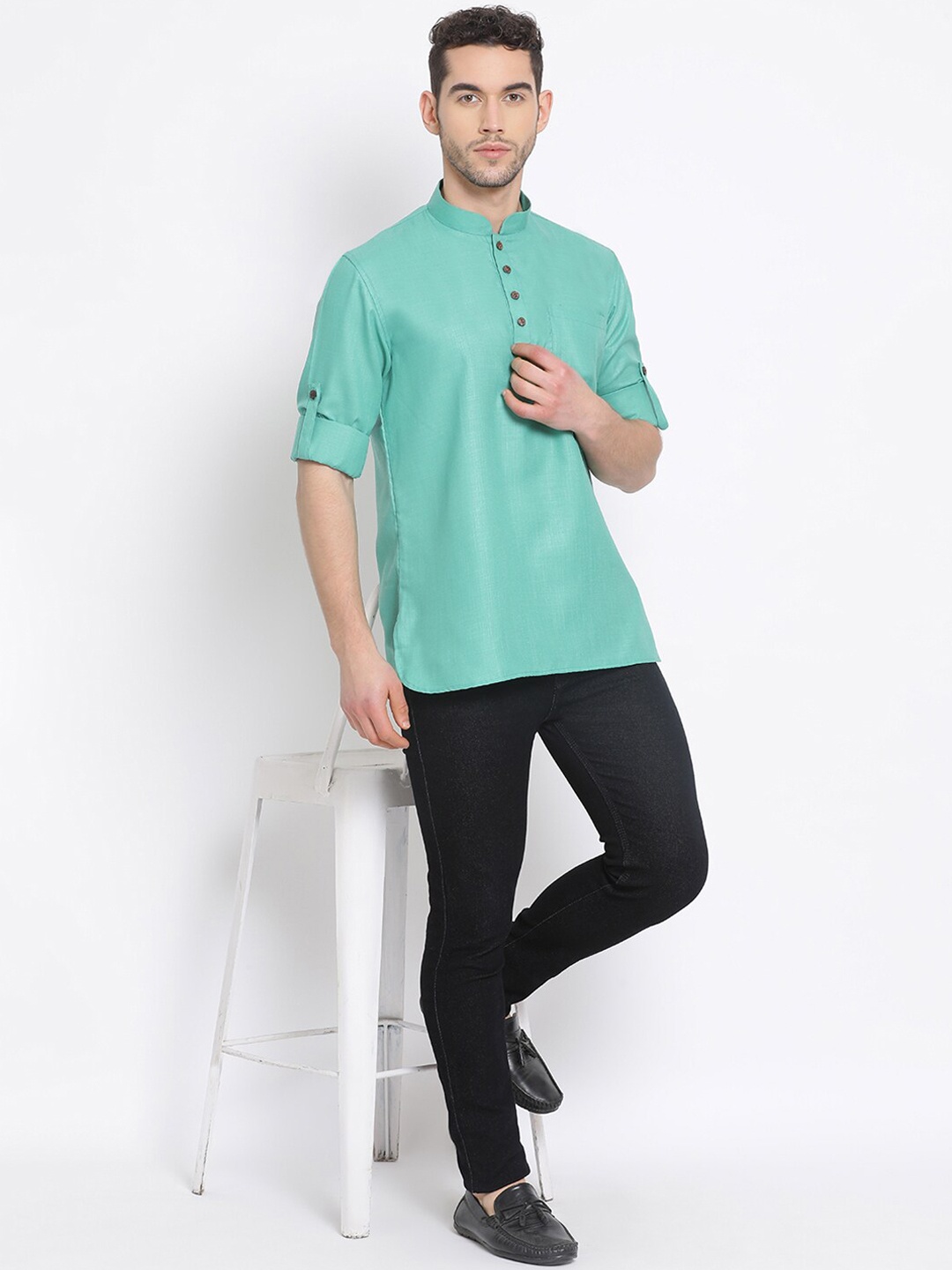 

Sanwara Men Green Solid Straight Kurta