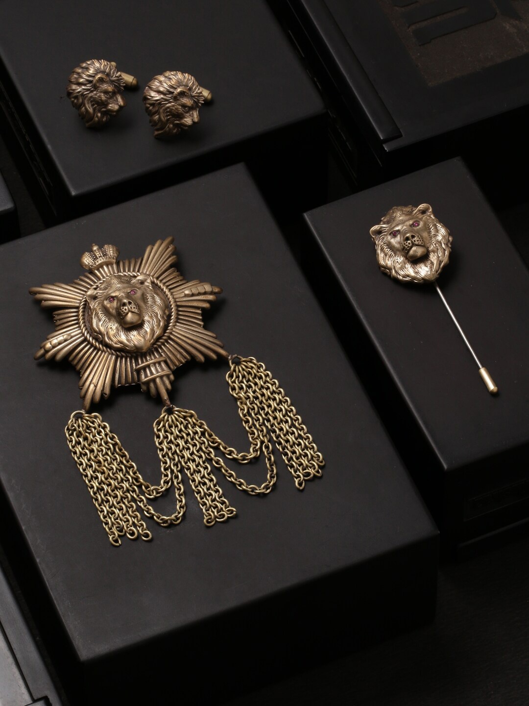 

COSA NOSTRAA Men Gold-Tones The Almighty Lion Accessory Gift Set