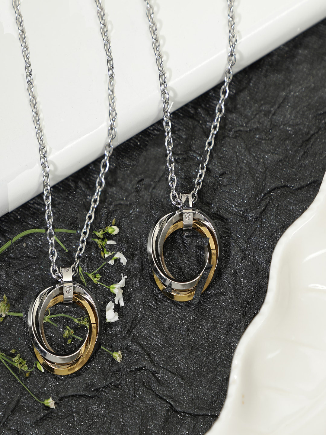 

AQUASTREET Unisex Set Of 2 Silver-Plated Tri-Ring Couple Pendant With Chains, Gold