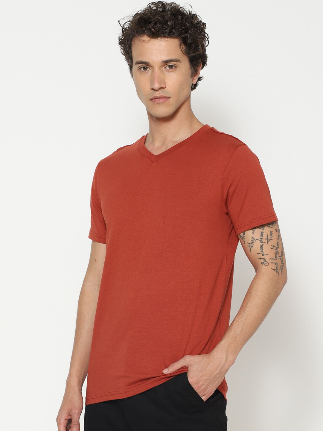 

FOREVER 21 Men Brown Solid V-Neck Pure Cotton T-shirt