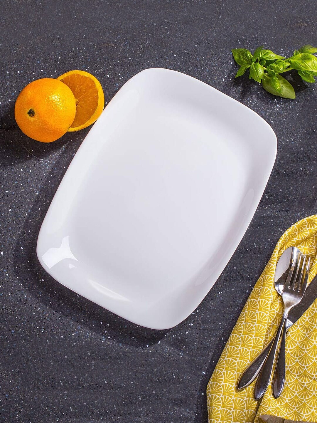 

INCRIZMA White Solid Rectangular Single Serving Plates