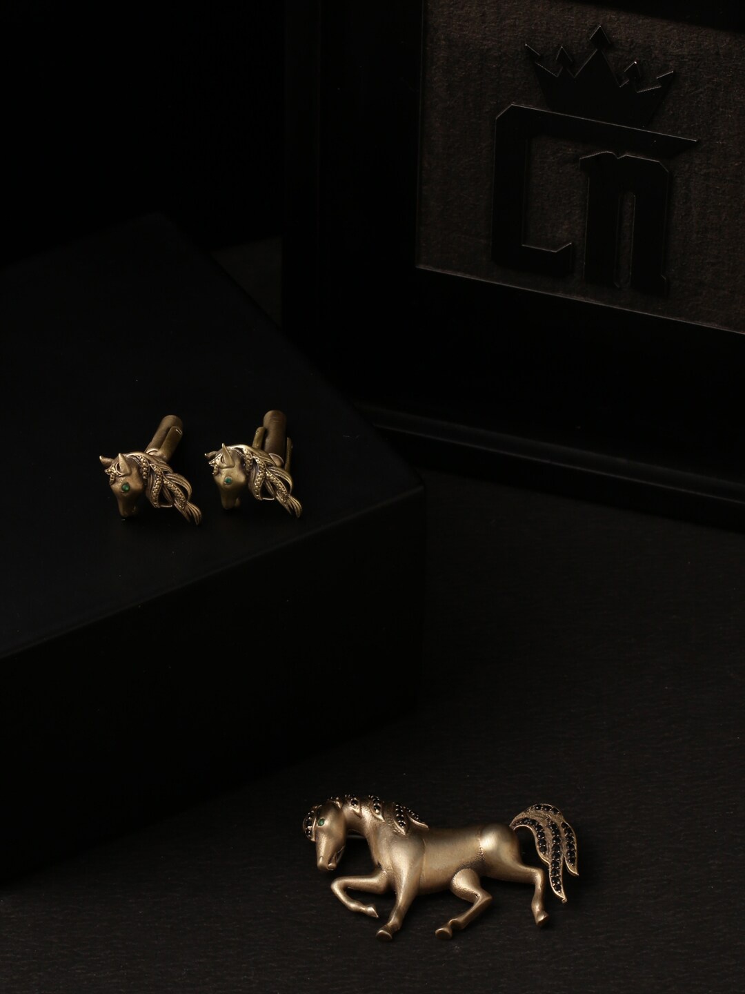 COSA NOSTRAA Men Gold-Toned The Parade Horse Gift Set