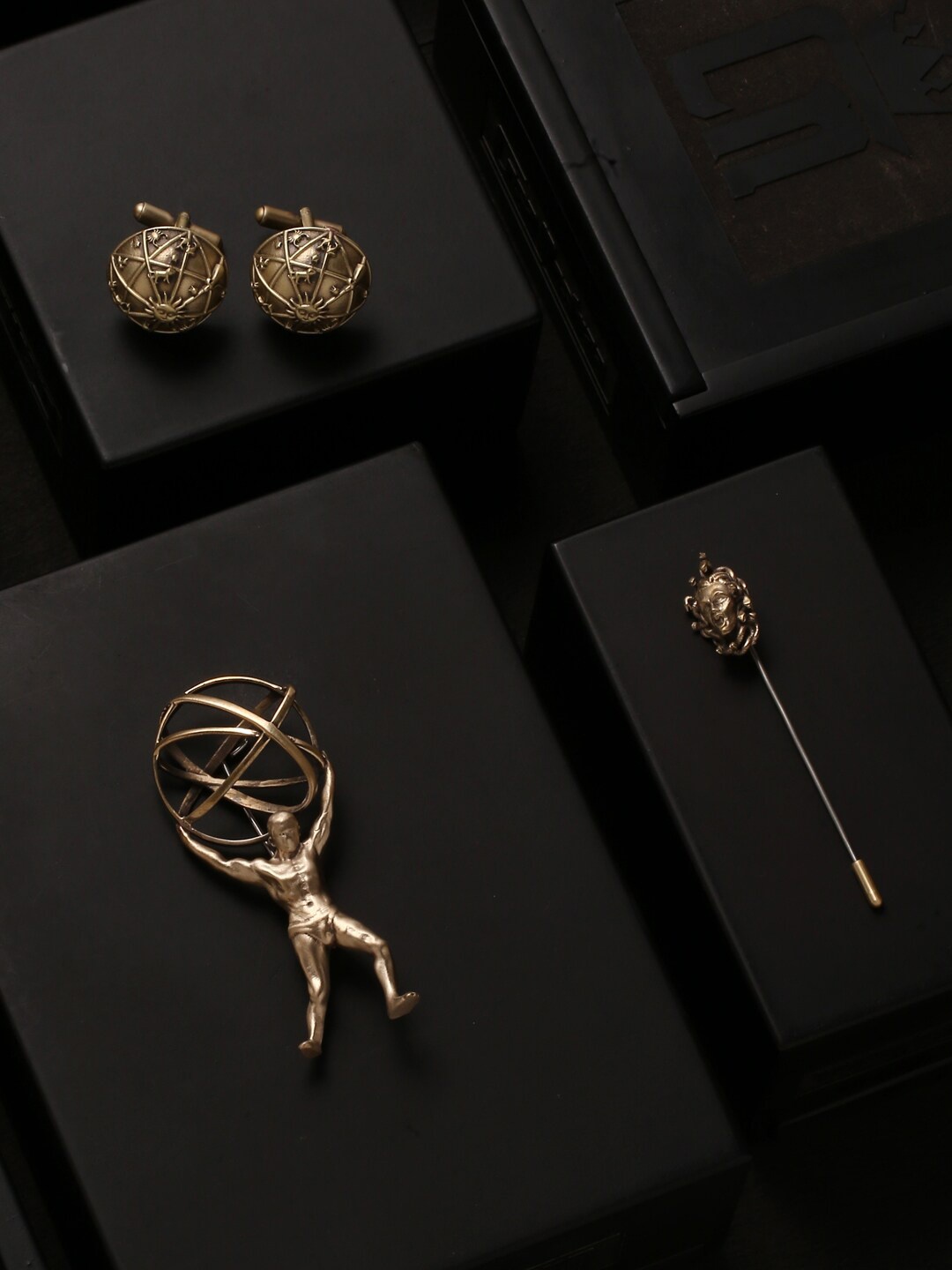 

COSA NOSTRAA Men Gold-Toned Accessory Gift Set