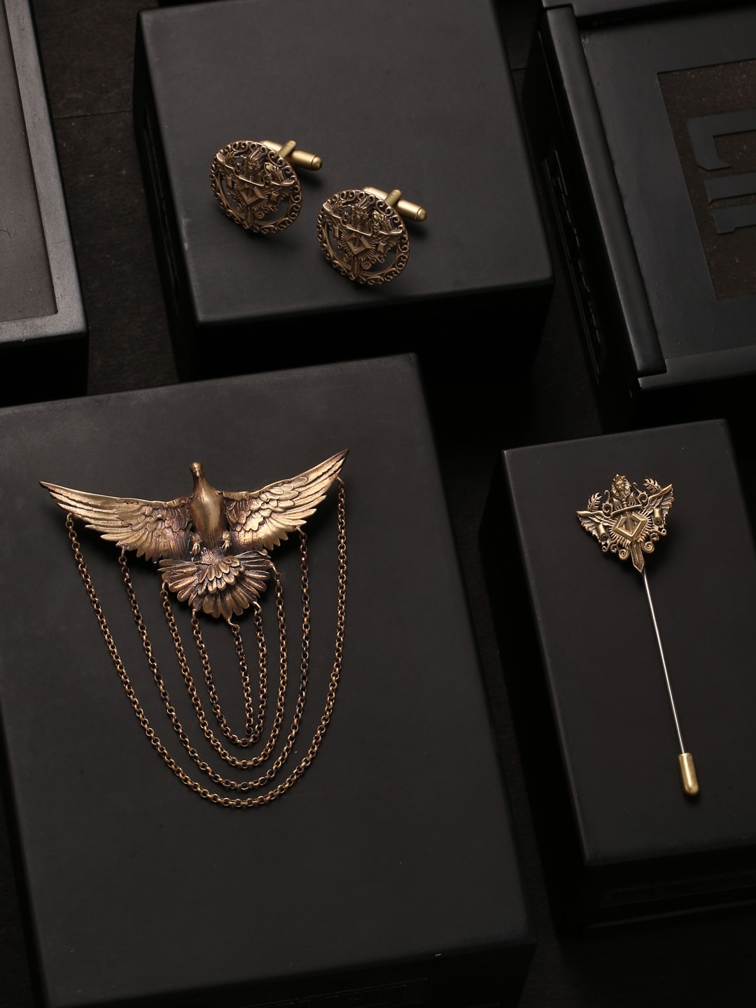 

COSA NOSTRAA Men Antique Gold-Toned Accessory Gift Set