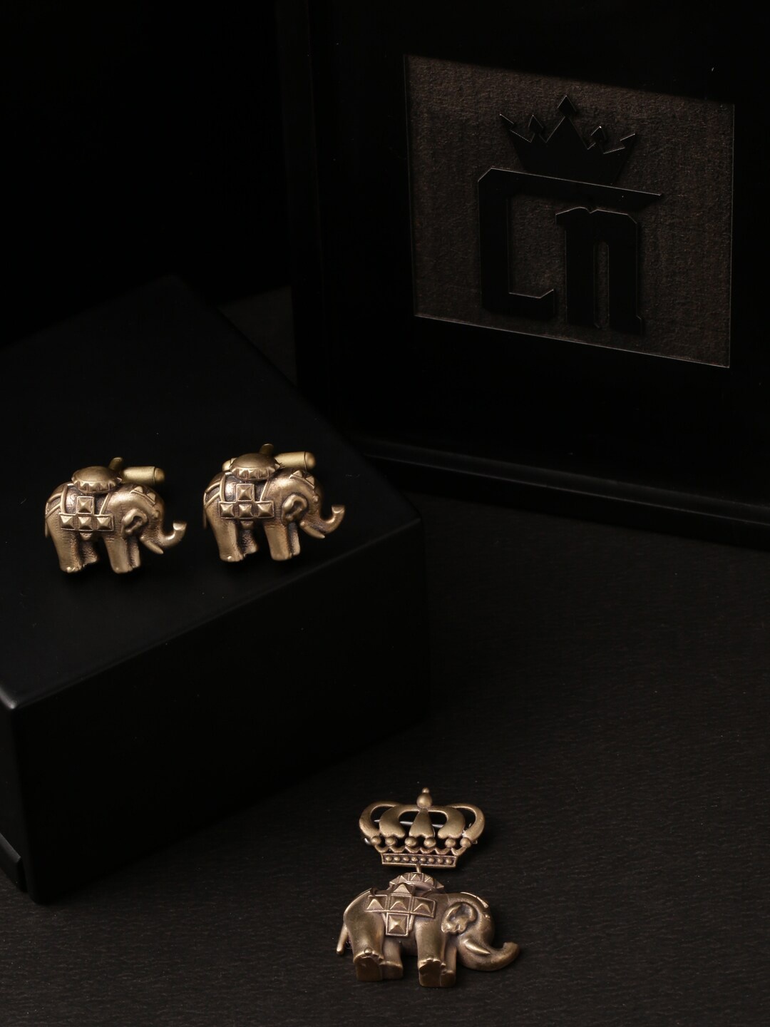 

COSA NOSTRAA Men Gold-Plated The Royal Elephant Brooch Gift Set