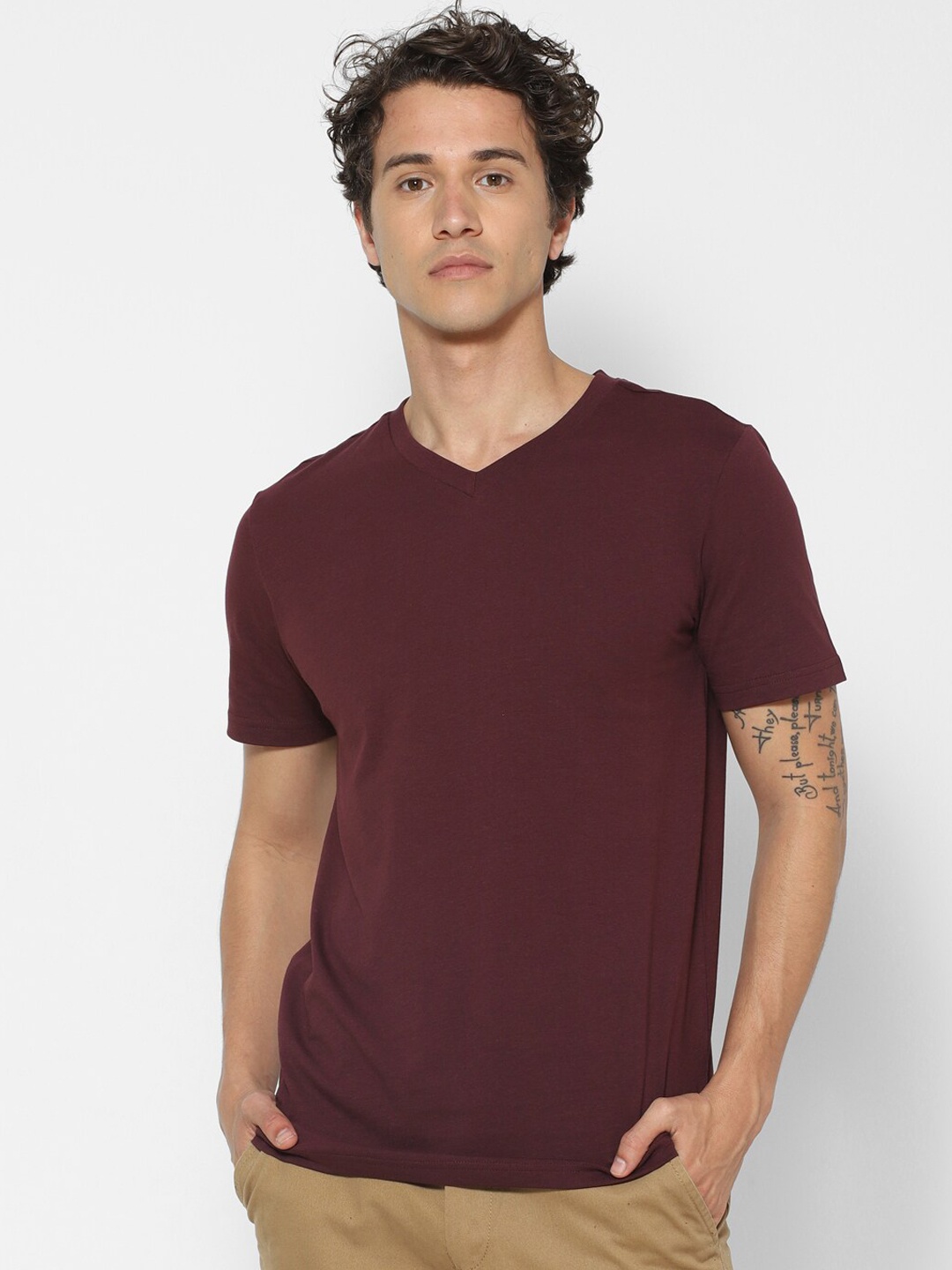 

FOREVER 21 Men Maroon Solid V-Neck Pure Cotton T-shirt