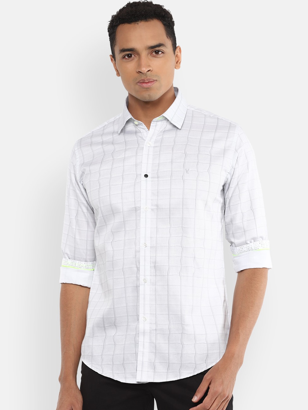 

V Dot Men White Slim Fit Checked Casual Shirt