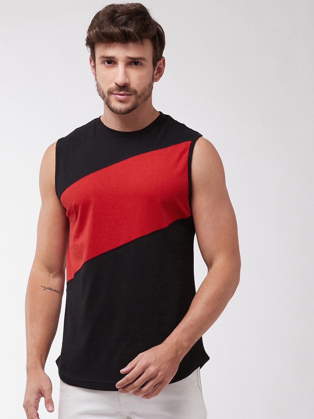 

GRITSTONES Men Black & Red Colourblocked Round Neck T-shirt