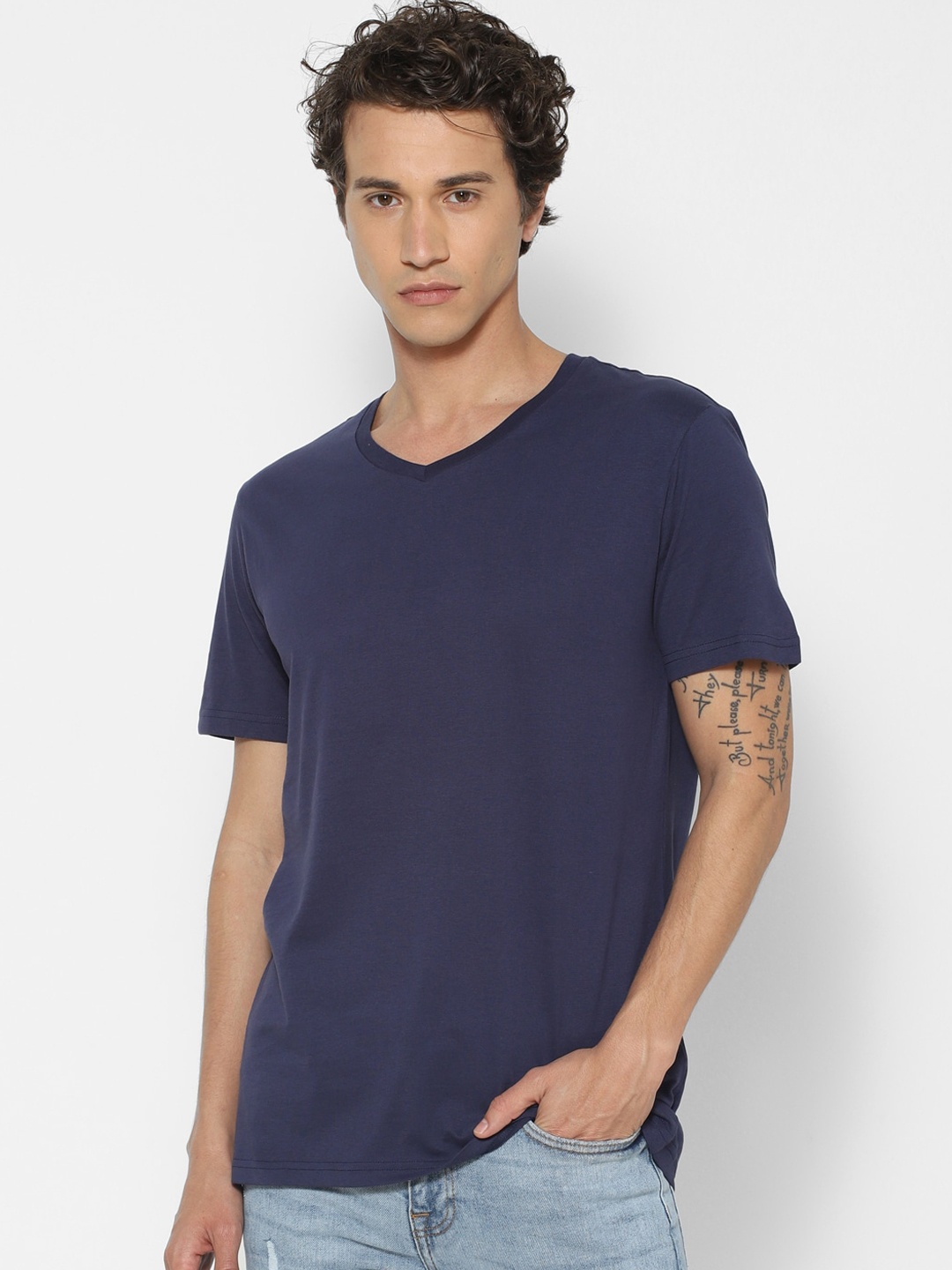 

FOREVER 21 Men Blue Solid V-Neck T-shirt