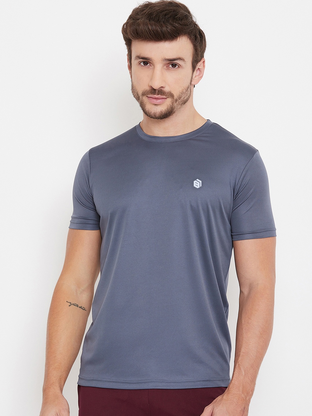 

Bishop Cotton Men Grey Solid Round Neck T-shirt