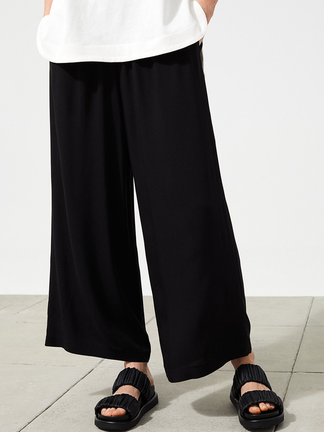 

H&M Women Black Cropped Pull-On Trousers
